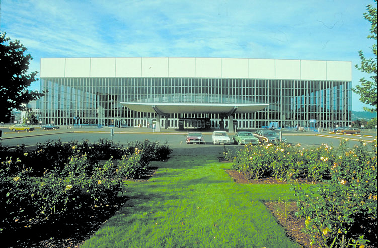 Veterans Memorial Coliseum Exterior